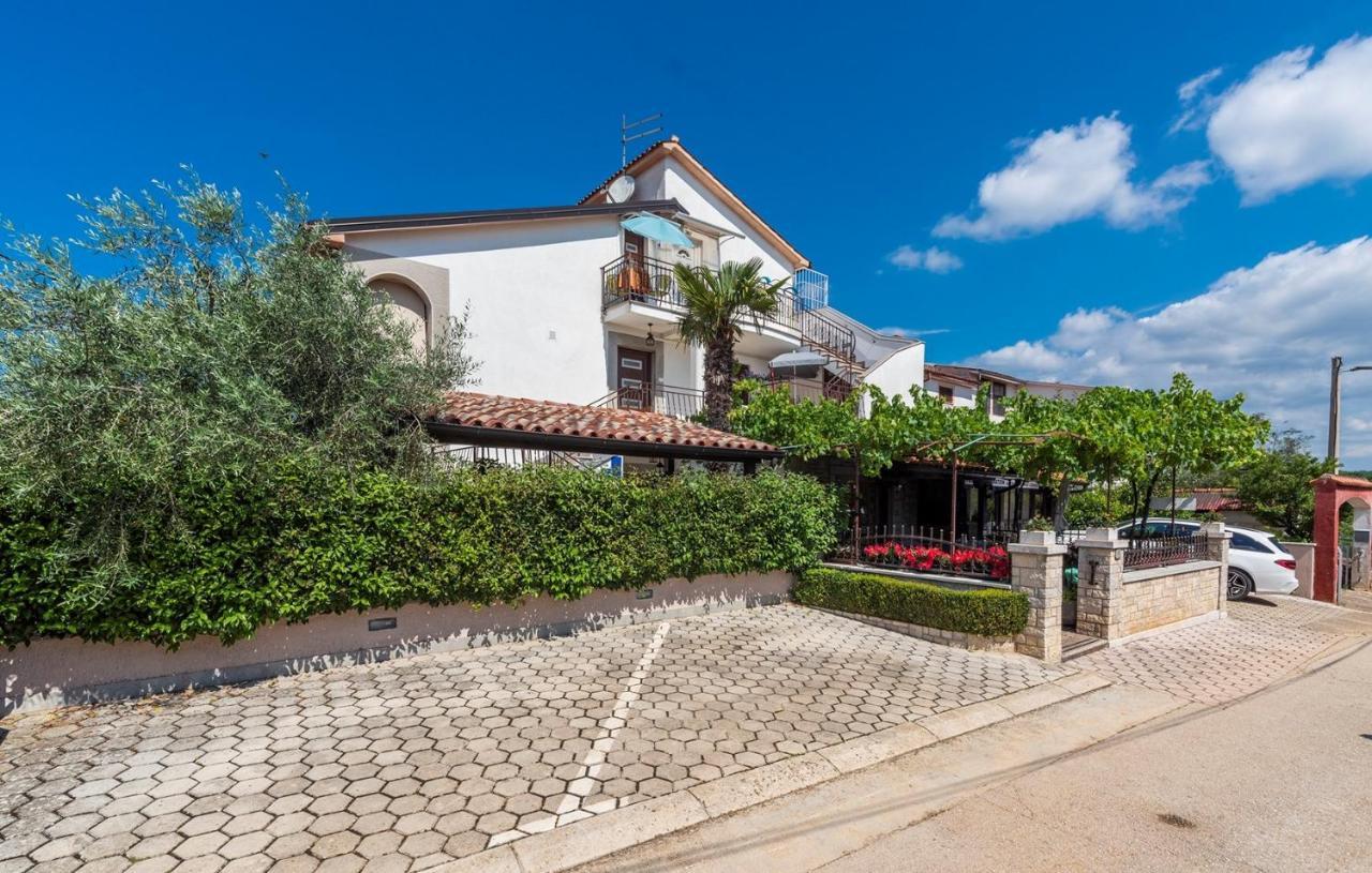 Apartment Vilma Funtana Exterior photo